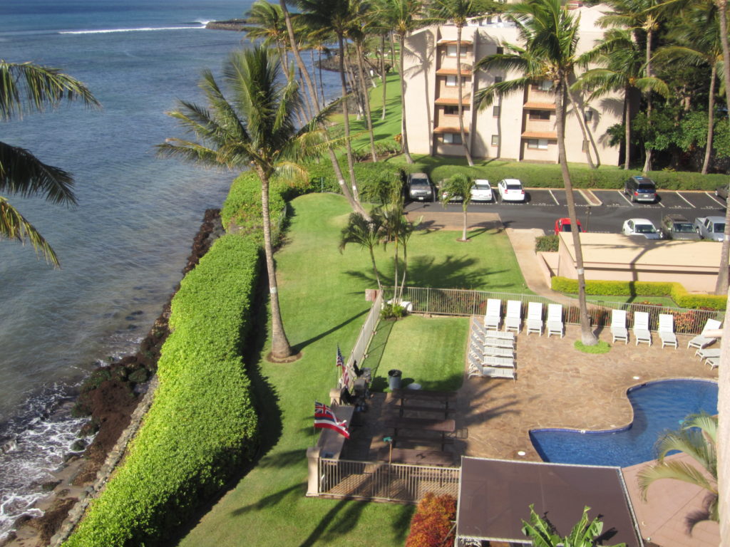 Pool and beach view of Maui Island Sands Resort.