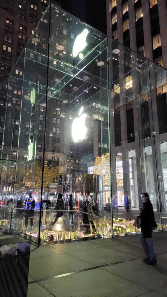 front entrance of the Apple store in NYC